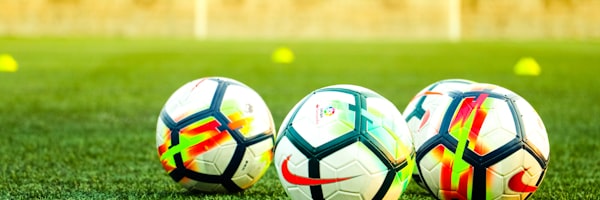 实时数据面板展示 - 屏幕上显示着比赛的实时统计数据图表和球员热力图