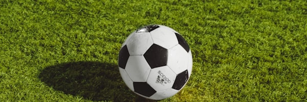 多机位切换功能演示 - 屏幕上同时显示球场全景、球员特写和教练席等多个摄像机画面