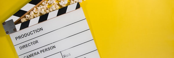 专业解说团队工作场景 - 解说员正在演播室内戴着耳机，面对镜头和屏幕激情解说